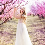 Фотосессии в цветущих садах персика в Крыму