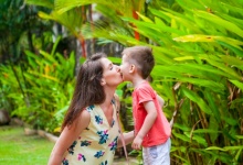 Милая мама с сыном. Тайланд, Июнь 2017