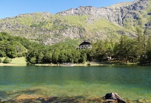 Свадьба у горного озера в Альпах