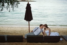 Двое влюбленных. Острова Тихого океана. Сезон дождей.