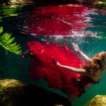 Оригинальная подводная фотосессия в красном