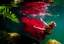 Оригинальная подводная фотосессия в красном