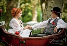 - Смотрите, национальные венгерские костюмы! ))